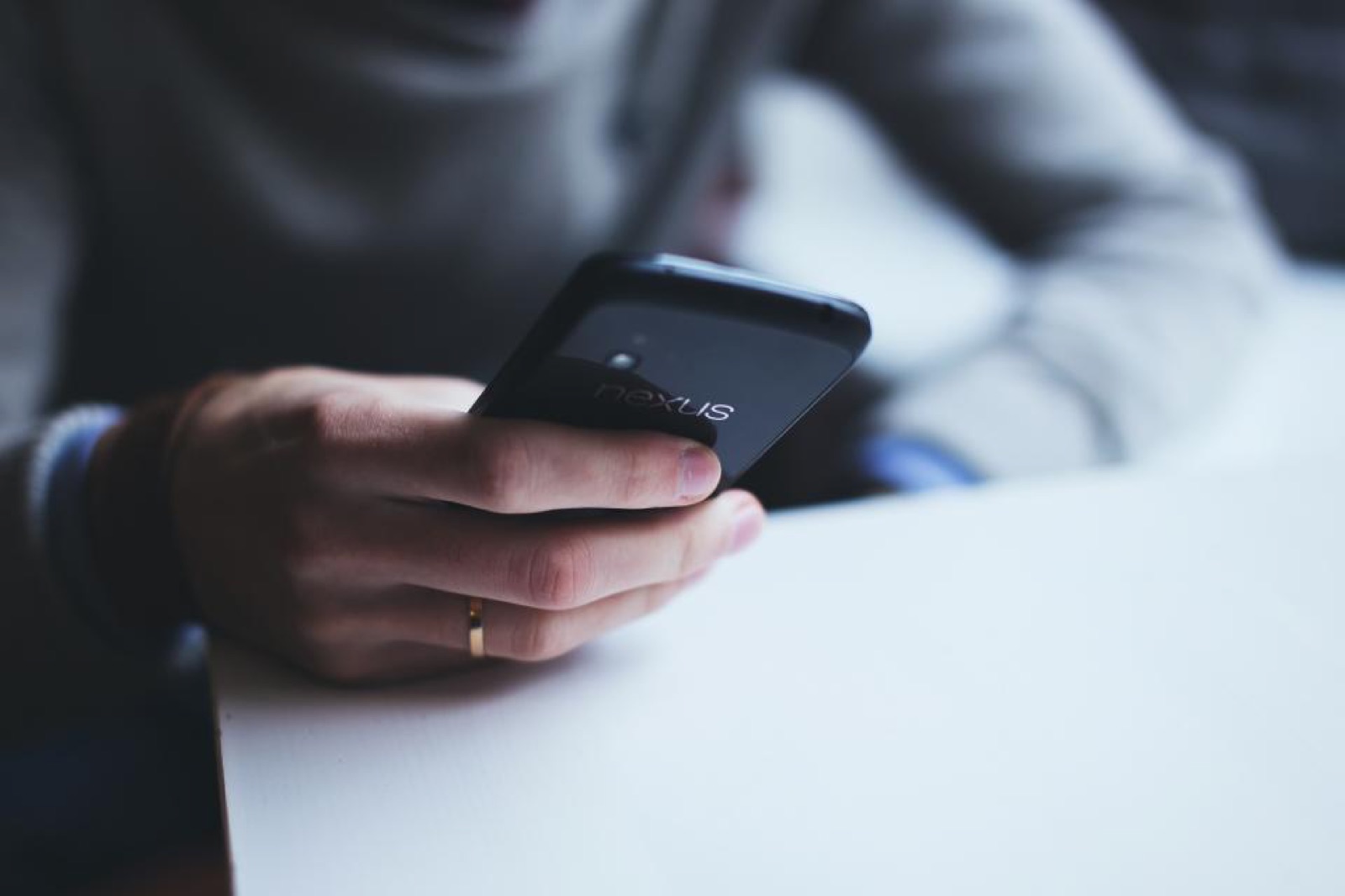Une personne tape un message sur son téléphone