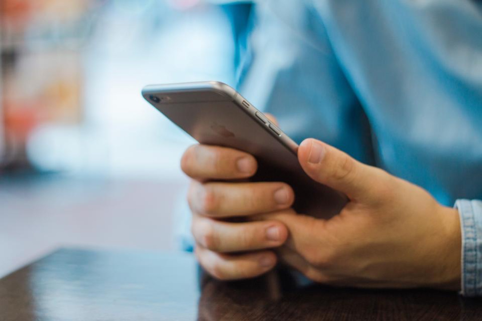 Une personne consulte son smartphone